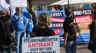 Bündnis gegen Rechts demonstriert gegen Querdenker in Herford