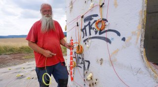 Mit Video: Sprengmeister bringt sechs Meter hohes Windrad-Fundament im Kreis Lippe zu Fall