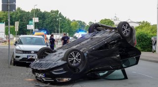 Heftige Kollision in Bielefeld: Ein Auto landet auf dem Dach - zwei Verletzte