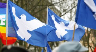 Die Friedensfahnen flattern auch nach rechts