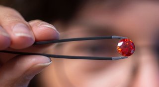 Über den Tod hinaus: Wenn aus Asche ein Gedenkdiamant wird