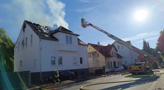 Dachstuhlbrand in Herford: Hohe Rauchwolken über der Elverdisser Straße