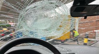 „Unverantwortlicher Blindflug“: Polizei stoppt Bielefelder mit zersplitterter Scheibe