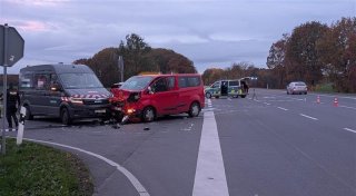 Autos kollidieren auf der L770 in Petershagen: Drei Menschen schwer verletzt