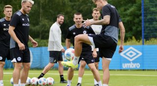Zwei Testspieler für Problem-Positionen trainieren bei Arminia Bielefeld mit
