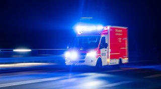 Sportwagenfahrer stoppt Auto auf der A1 und rettet 61-Jährigem das Leben