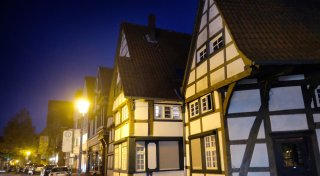 Gütersloher Straßenlaternen nachts an oder aus? Neue Diskussion um umstrittene Maßnahme