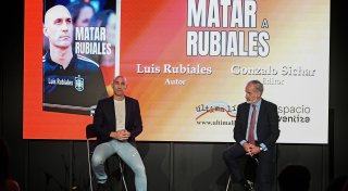 Eier-Wurf auf Kuss-Rubiales bei Buch-Präsentation