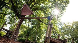 Ast erschlägt Vater auf Spielplatz