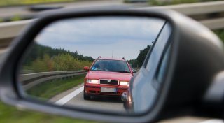 Lichthupe und Mittelfinger? Fahranfängerin zeigt mutmaßlichen Drängler auf A30 an