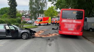 Zwei Verletzte bei Busunfall auf der Paderborner Straße bei Borchen