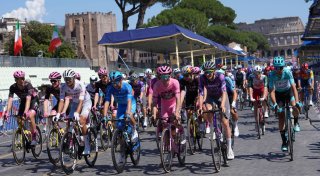 Stopp im Vatikan: Papst Leo XIV. segnet Giro-Peloton