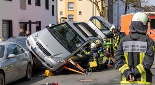 Seniorin fährt über parkende Autos und steht plötzlich auf zwei Rädern