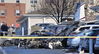 Kleinflugzeug stürzt in Pennsylvania auf Parkplatz
