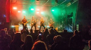 Mit vielen Fotos: 14 Bands und mehr als 1.000 Besucher machen Schweicheln zur „Rock City“