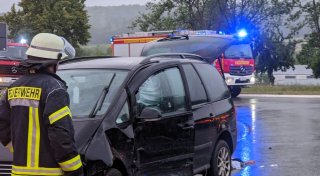 Schwerer Unfall auf B64 bei Bad Driburg - mehrere Verletzte