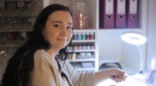 Auch Haare von Verstorbenen: Herforderin stellt Schmuck aus Erinnerungen her