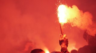 Bengalos im Stadion, tödlicher Angriff in TV-Beitrag und Weltmarktführer im Kreis