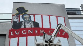 Opernball ohne Lugner - Porträt und leerer Stuhl als Hommage