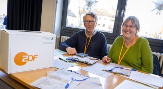 Am Geburtstag: Paderbornerin sammelt Daten für das ZDF im Wahllokal