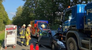 Frontalkollison bei Warburg: Polo kracht unter Muldenkipper