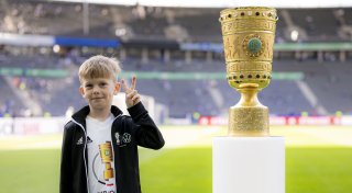 „Ich fahre für dich nach Berlin“: Pokal-Einlaufkind Mario lässt Luftballon für Opa steigen