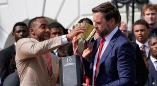 JD Vance zerbricht Football-Pokal