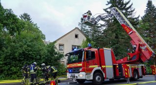 Bielefelder Feuerwehr rettet drei Männer aus brennendem Haus