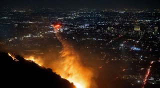 Brand in den Hollywood Hills schwächt sich ab