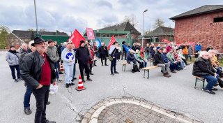 Militär bald zurück in Gütersloh? 120 Demonstranten wehren sich dagegen am Flughafen