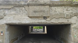 Trotz Denkmalschutzes: Bahn reißt Putz von bröckelnder Südfassade ab