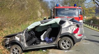 Unfall bei Höxter: Autofahrer muss aus Fahrzeug geschnitten werden