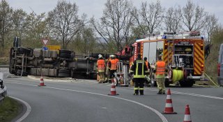 Unfall mit Gülle-Lkw am Steinheimer Kreisel: Irritation um Führerschein des Fahrers