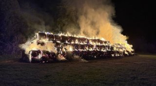 Hunderte Strohballen brennen auf Feld in Bad Oeynhausen