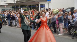 Elsener Schützenkönigin verzaubert mit Kleid in majestätischem Rot