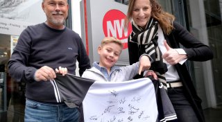 Überraschung für jungen Fan im Kreis Gütersloh: Große Freude über seltenes Geschenk