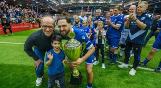 Klos auf Vata - Tor! Arminia Bielefeld triumphiert bei Legendenkick
