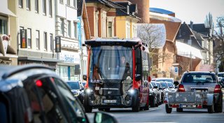 Im Feierabendverkehr und noch mit Fahrer: Autonomer Bus fährt durch Herford