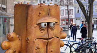 Mist! Jetzt muss er auch noch feiern: Bernd das Brot wird 25