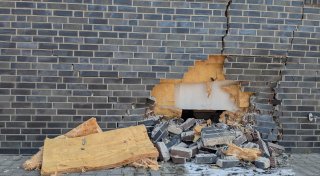 Auto kracht bei Unfall in Preußisch Oldendorf in Bäckereifiliale - Trio flüchtig