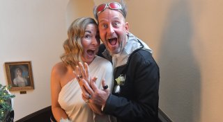 TV-Promi heiratet überraschend in Gütersloh - inklusive Besuch im Tattoo-Studio