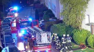 Zwei Verletzte: Bielefelder Feuerwehr und Rettungskräfte bei Wohnungsbrand im Einsatz