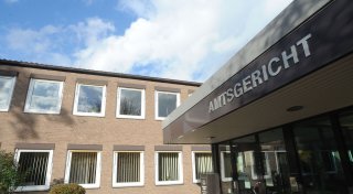 Alkoholisierter greift erst Freundin, dann Polizei an: Preußisch Oldendorfer vor Gericht