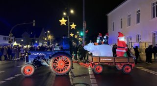 Auffällige Trecker im Kreis Gütersloh unterwegs: Tausende Besucher bei besonderem Event