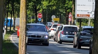Langer Rückstau durch Stoppschilder am Kreisverkehr: Anlieger in Bad Lippspringe verärgert