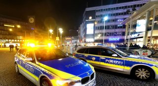Die Polizei Bielefeld sucht Schläger: Mann prügelt auf Gütersloherin ein