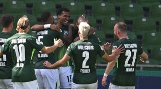 Rekordsieg für Wolfsburg bei Pflichtspiel-Debüt von Simonis