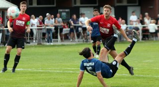 Arminia Bielefelds Traditionsmannschaft zaubert in Brenkhausen