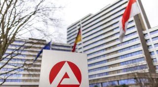 Verhaltene Frühjahrsbelebung: Arbeitslosigkeit sinkt leicht