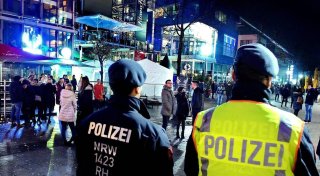 Schläge am Rande des Treppentanz-Open-Airs an Bielefelds Boulevard